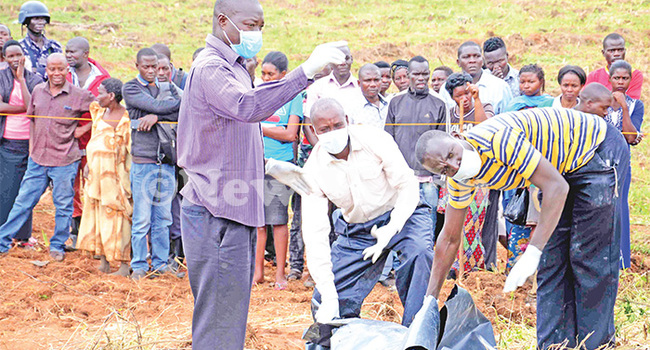  olice officers carrying agirinyas body he victim inset was killed together with her driver