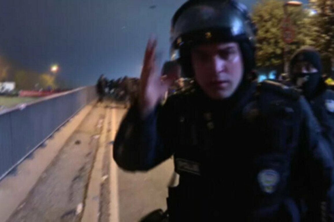 Police push RT reporter during protests in Istanbul (VIDEO)