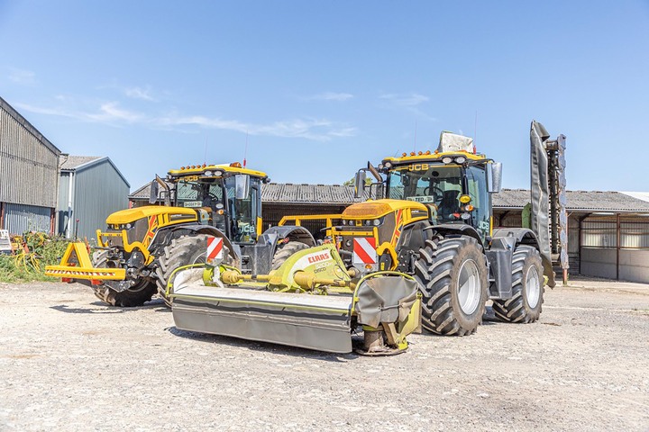 Two JCB Fastrac 4220 s run up reliable hours Farm News Farmers