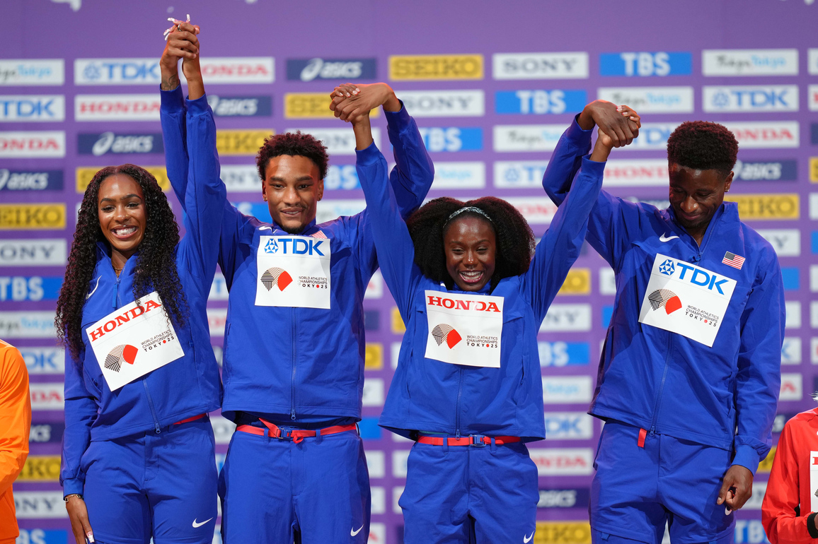 (SP)JAPAN-TOKYO-ATHLETICS-WORLD ATHLETICS CHAMPIONSHIPS-MIXED 4X400M RELAY-AWARDING CEREMONY
