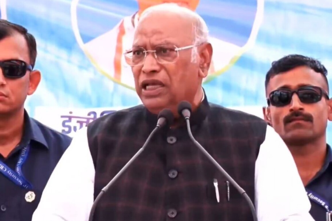 "PM Modi will not make Nitish Kumar Chief Minister...": Kharge takes jibe at NDA