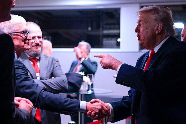 Trump recalls ass-kiss in Tim Apple tribute