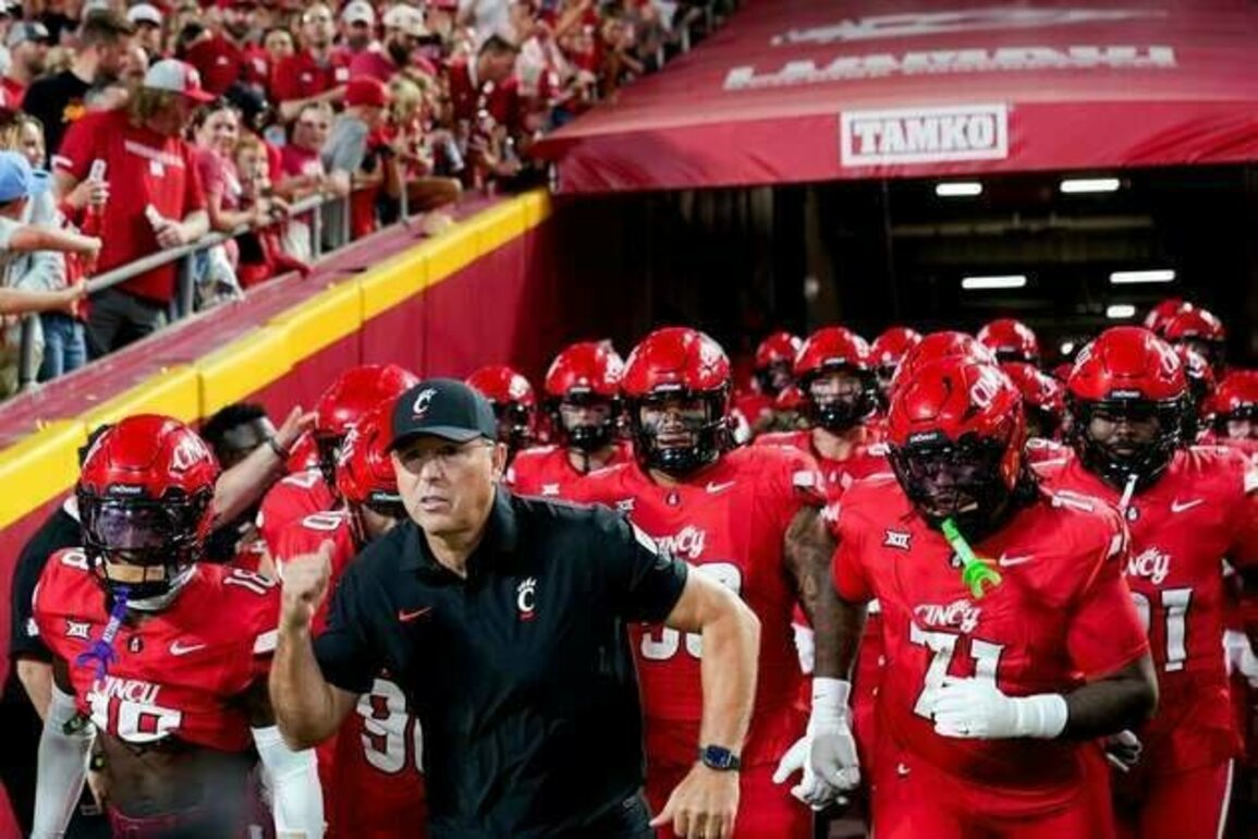 Cincinnati stuns Kansas late as teams combine for 1,200 yards of offense