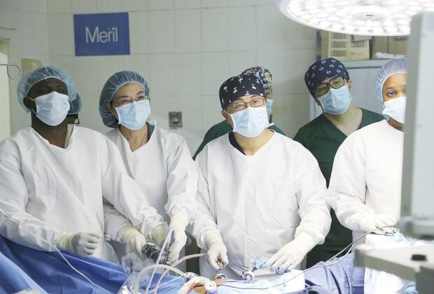 (Hello Africa) Three generations of Chinese and Gambian doctors perform surgery together