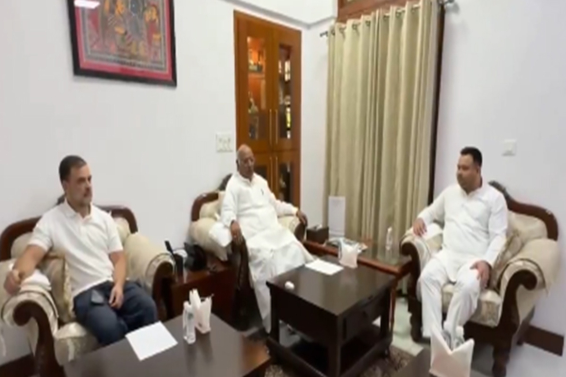 "Is baar Bihar mein badlav nishchit hai": Kharge after meeting RJD's Tejashwi Yadav in Delhi