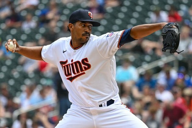Twins call up RHP Juan Minaya, DFA Tyler Thornburg