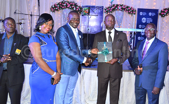 Omukungu wa Lotale, Ken Mugisha ( ayambadde essuuti enzirugavu) ng'akwasa pulezidenti w'abaasomerako e Namagoma, Apollo Wandera Konsitityusoni y'ekibiina kyabwe oluvannyuma lw'okutongozebwa . Ebifaananyi bya Mathias Mazinga Omukungu wa Lotale, Ken Mugisha ( ayambadde essuuti enzirugavu) ng'akwasa pulezidenti w'abaasomerako e Namagoma, Apollo Wandera Konsitityusoni y'ekibiina kyabwe oluvannyuma lw'okutongozebwa . Ebifaananyi bya Mathias Mazinga