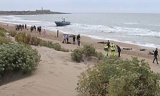 Divers recover 10 more migrants'' bodies from Sicily wreck Divers recover 10 more migrants'' bodies from Sicily wreck