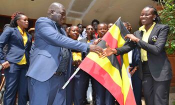 Dr. Benard Ogwel, Patron wa She Cranes (ku kkono) bwe yali abasiibula gye buvuddeko. EKIF: GERALD KIKULWE Dr. Benard Ogwel, Patron wa She Cranes (ku kkono) bwe yali abasiibula gye buvuddeko. EKIF: GERALD KIKULWE
