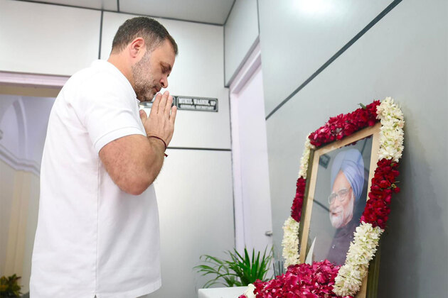 Rahul Gandhi Pays floral tributes to Manmohan Singh on his first death anniversary