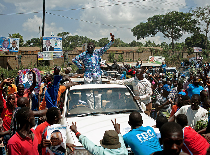 izza esigye waves to supporters as his convoy drives towards ampala  hoto