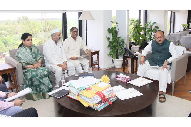 Kashmiri Pandits delegation meet CM Delhi, flags stoppage of cash assistance
