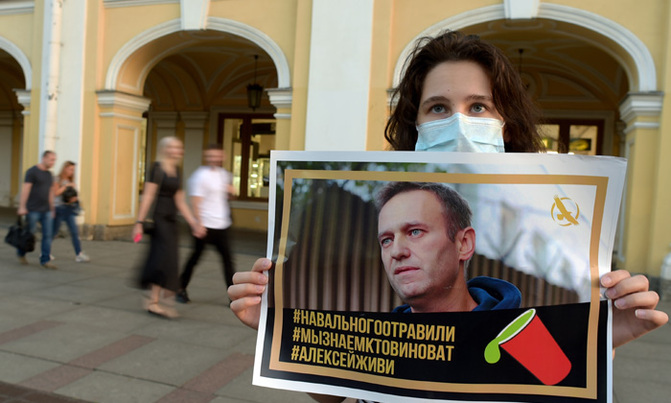 Aides denounce 'threat to life' as Navalny refused evacuation Aides denounce 'threat to life' as Navalny refused evacuation