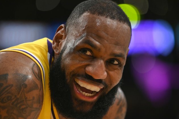 LeBron James leads All-Star fan balloting
