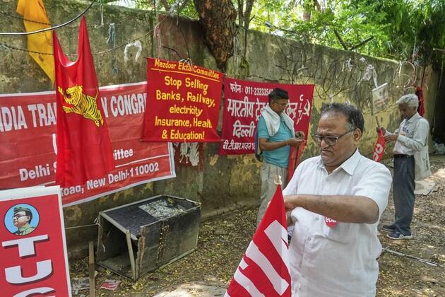 Indian unions hold strike over PM&#39;s privatisation push