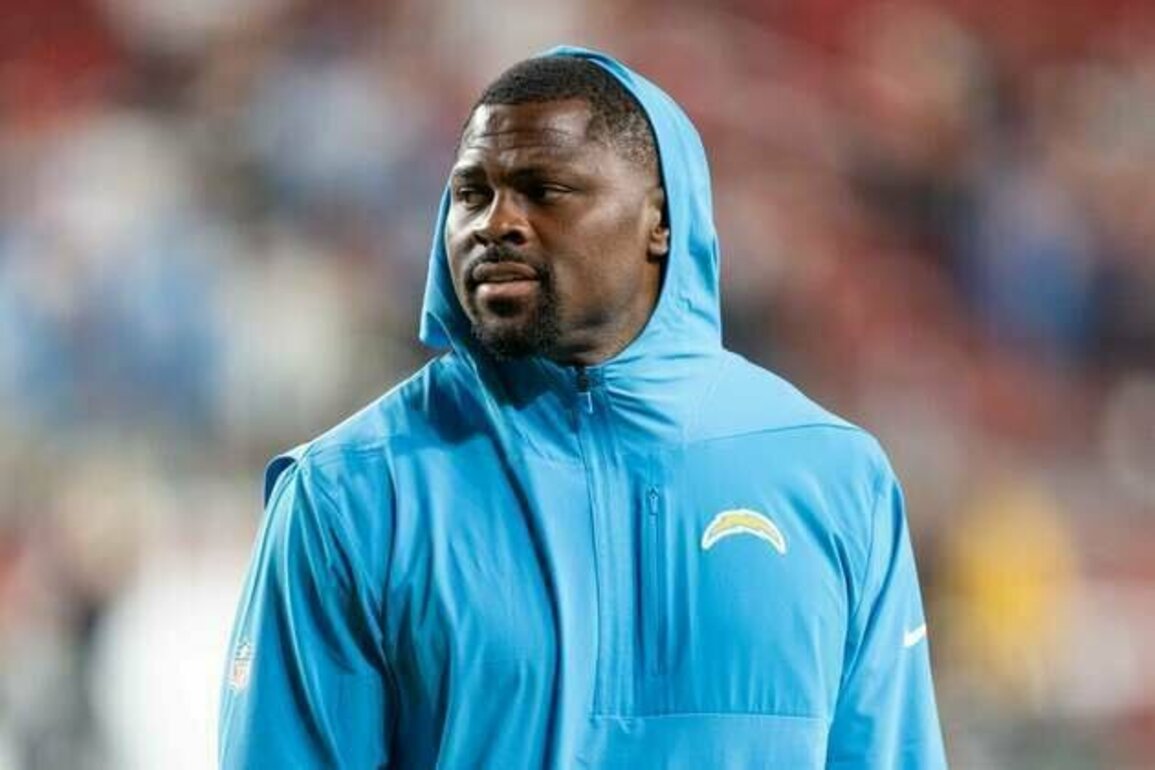 Chargers placing LB Khalil Mack (elbow) on IR, expect return this season