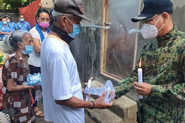 Sta. Lucia town police gifts indigent familya new house