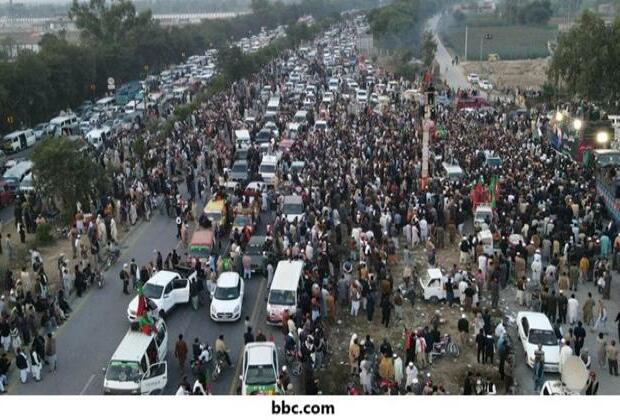 Police retreat, protestors advance: PTI convoys forge ahead to Islamabad