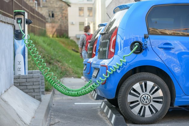 Pursuing Tesla&#039;s electric cars won&#039;t rev up VW&#039;s share price