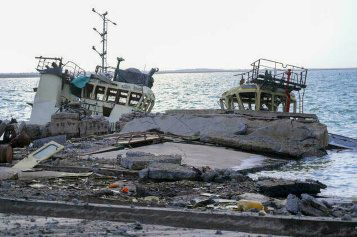 Israeli navy missile ships strike Yemens Hodeida port, says military