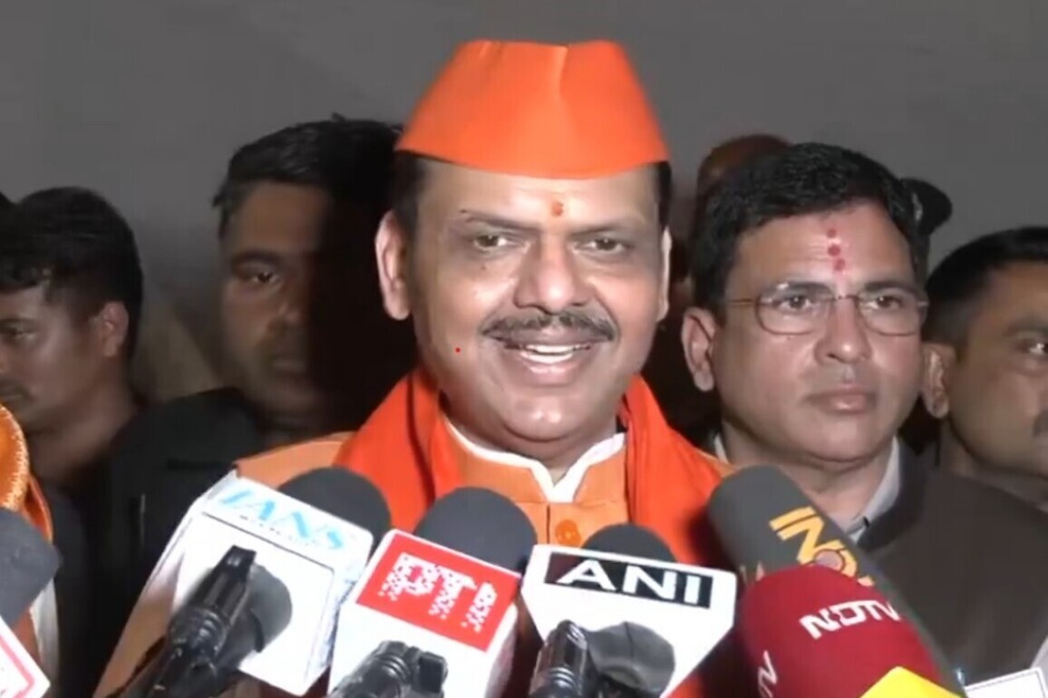 CM Fadnavis attends maha aarti as Maharashtra sets world record with largest collective aarti on Ram Navami