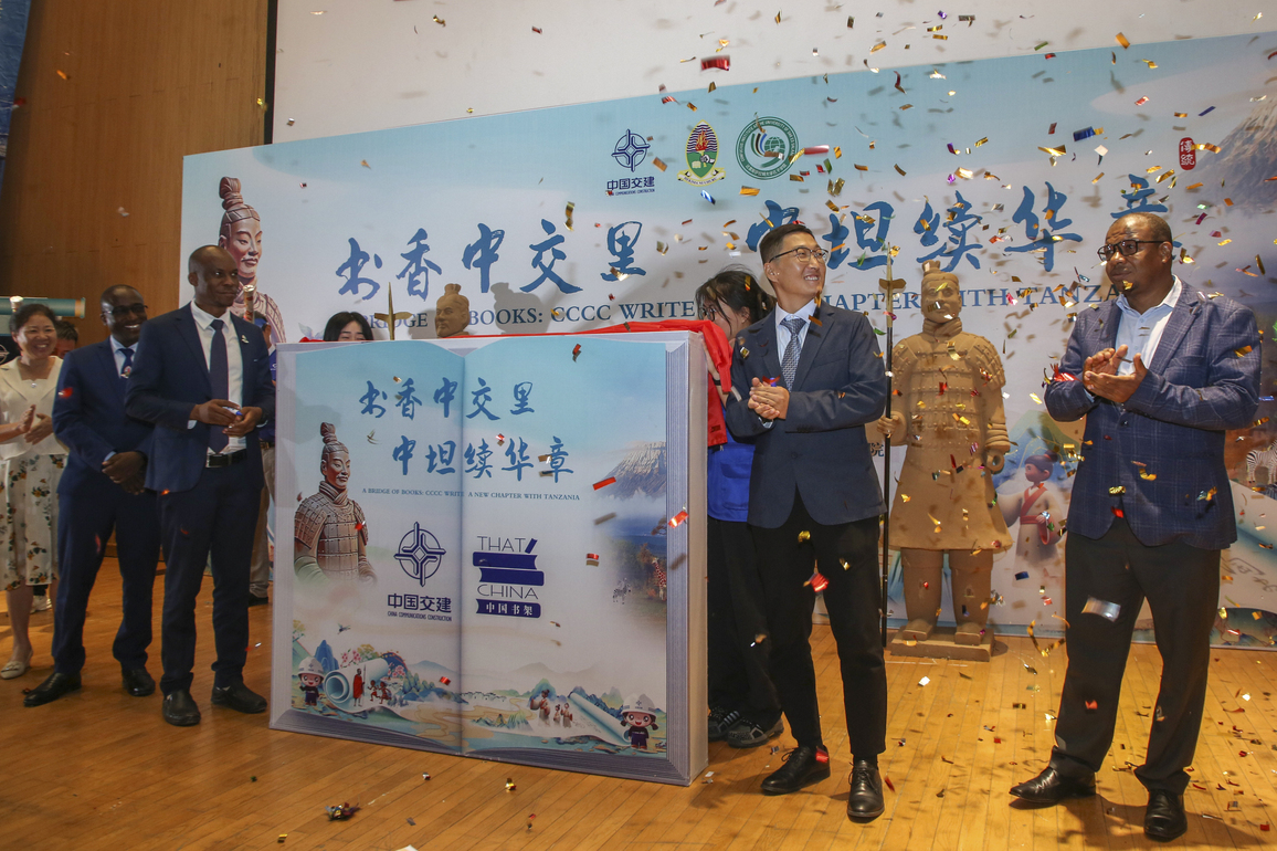 TANZANIA-DAR ES SALAAM-CHINESE COMPANY-BOOKS-DONATION-UNIVERSITY