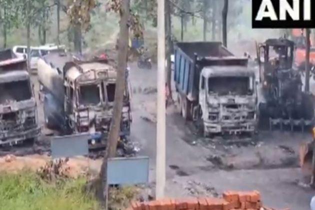 Jharkhand: Assailants attack road construction site, torch 7 vehicles in Hazaribagh