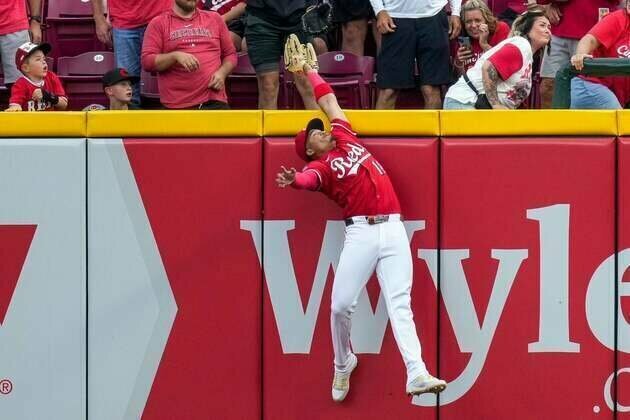 Reds nip Pirates, stay within 1 game of 3rd NL wild card