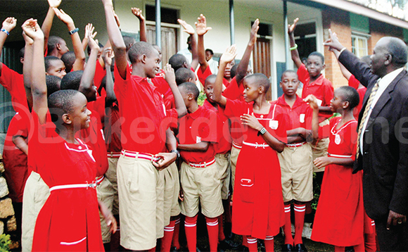 Omukulu w’essomero, Ernest Kavulu ng’ayogera eri abayizi. Enkolagana ennungi eyamba abayizi okusoma obulungi. Omukulu w’essomero, Ernest Kavulu ng’ayogera eri abayizi. Enkolagana ennungi eyamba abayizi okusoma obulungi.