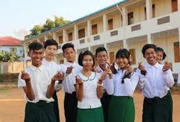 Feature: Myanmar students learn Chinese calligraphy in summer vacation