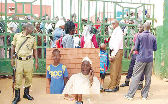 Abazadde nga batwala abaana baabwe. Mu katono, Muzaata ng’ali ne mutabani we. Abazadde nga batwala abaana baabwe. Mu katono, Muzaata ng’ali ne mutabani we.