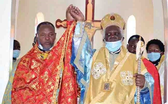 Metropolitan Jonah Lwanga ( ku ddyo) ng’ayanjulira abakkiriza Dikoni Cornelius Gulere. Metropolitan Jonah Lwanga ( ku ddyo) ng’ayanjulira abakkiriza Dikoni Cornelius Gulere.