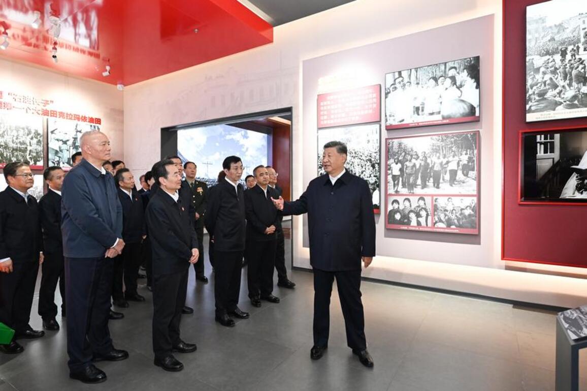 Xi's Album | Xi visits exhibition marking 70th founding anniversary of Xinjiang Uygur Autonomous Region