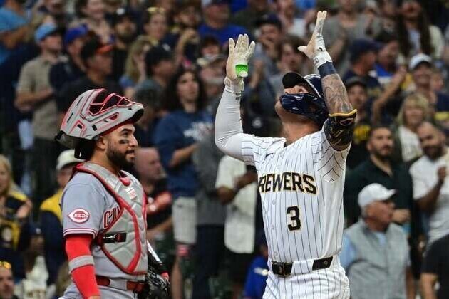 Eugenio Suarez's homer, late plays lift Reds past Brewers