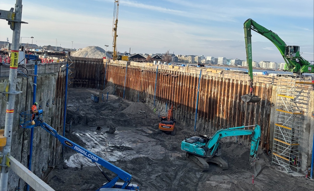 Sheet piles driven into the ground to secure the excavation pit as part of the construction of the Nordhavn Tunnel in Copenhagen