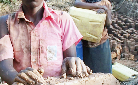 Kakebe ng'akuba bbulooka. Emabega ye mwannyina Jovia Ndagire. Kakebe ng'akuba bbulooka. Emabega ye mwannyina Jovia Ndagire.