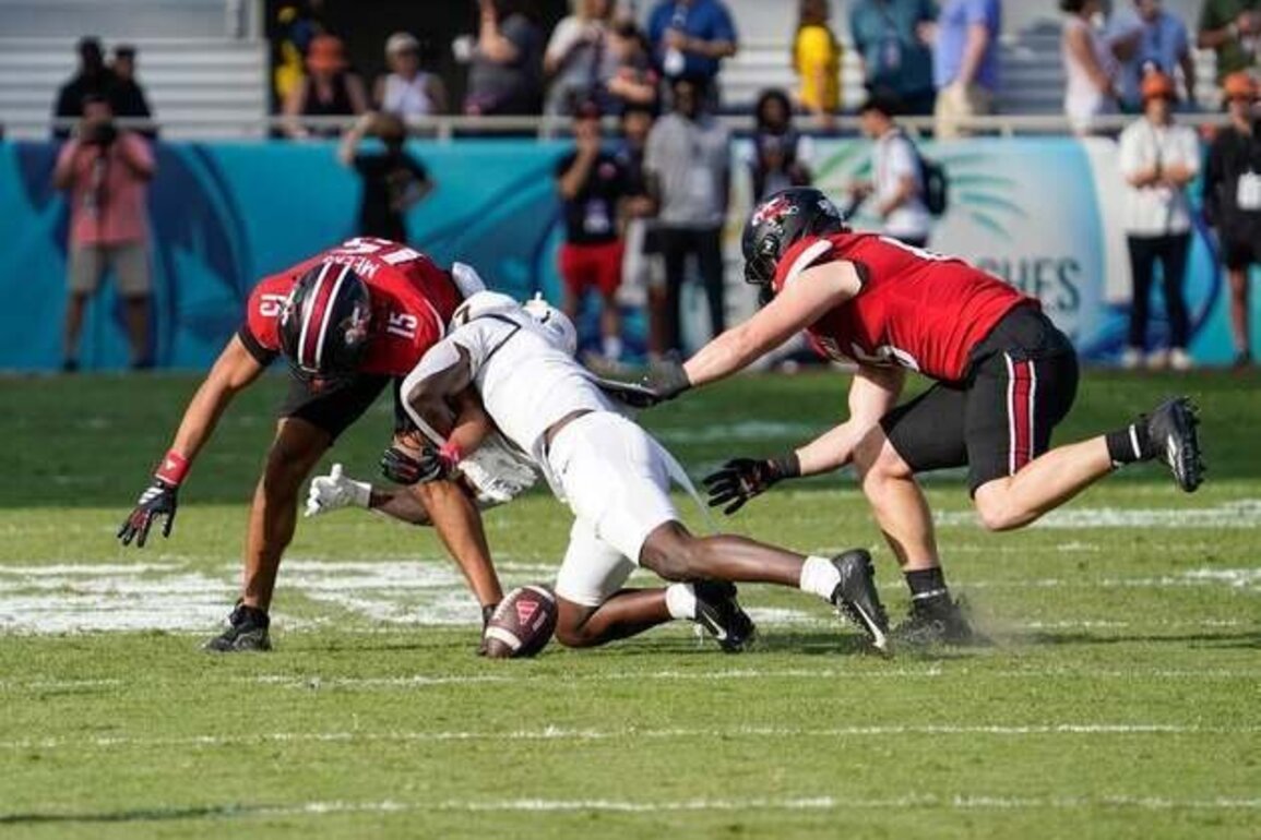 Isaac Brown helps Louisville build lead, hold on to down Toledo in Boca Raton Bowl
