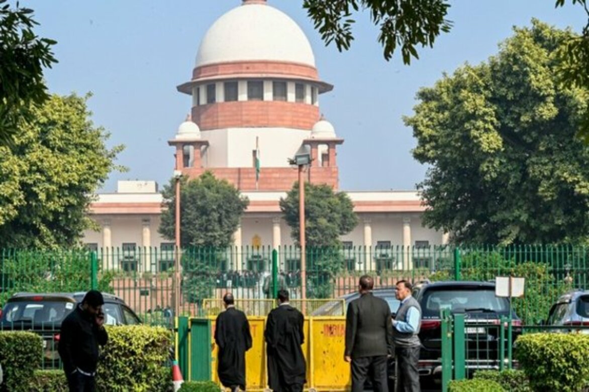 SC stays Gujarat HC order for implementation of land recovery allotted to Adani Ports