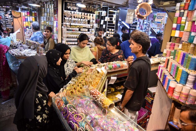 PAKISTAN-KARACHI-EID-AL-FITR-SHOPPING