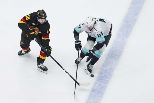 Bobby McMann collects 3 points in delayed debut, Kraken beat Canucks