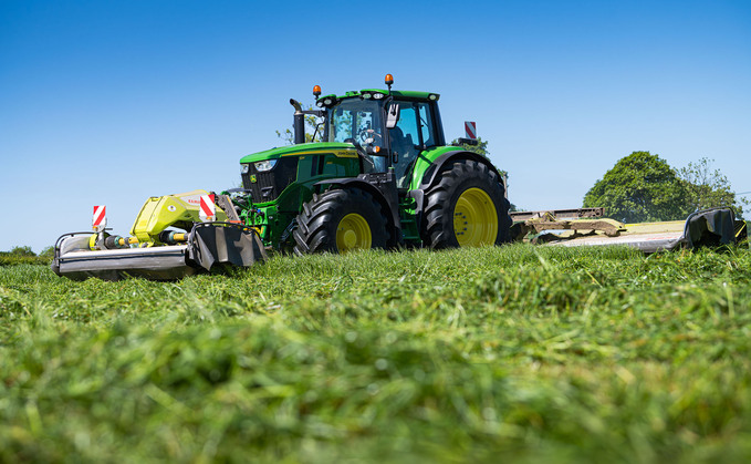 John Deere’s 6M 240 pulls together power and pedigree, topping the large frame section of the range. John Deere’s 6M 240 pulls together power and pedigree, topping the large frame section of the range.