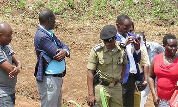 Akulira bambega ba poliisi, Grace Akullo (mu bbulawuzi emmyuufu) nga bamulambuza we baasudde emirambo ogwa Nagirinya ne Kitayimbwa e Mukono. Mu Akulira bambega ba poliisi, Grace Akullo (mu bbulawuzi emmyuufu) nga bamulambuza we baasudde emirambo ogwa Nagirinya ne Kitayimbwa e Mukono. Mu
