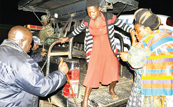 Nalubega nga bamulinnyisa kabangali okumutwala mu ddwaaliro. Ku ddyo ye maama we Nakyomya. Nalubega nga bamulinnyisa kabangali okumutwala mu ddwaaliro. Ku ddyo ye maama we Nakyomya.