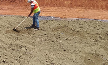 Empregado seca amostra de minério