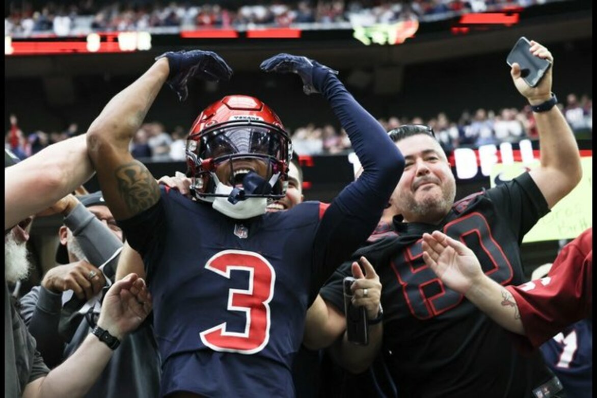 Texans WR Tank Dell carted off field vs. Broncos