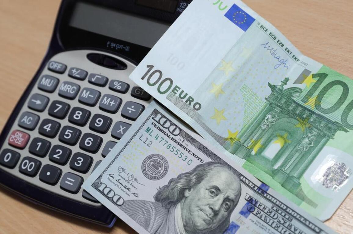 Euro rises amid dollar weakness, adding pressure on Europe