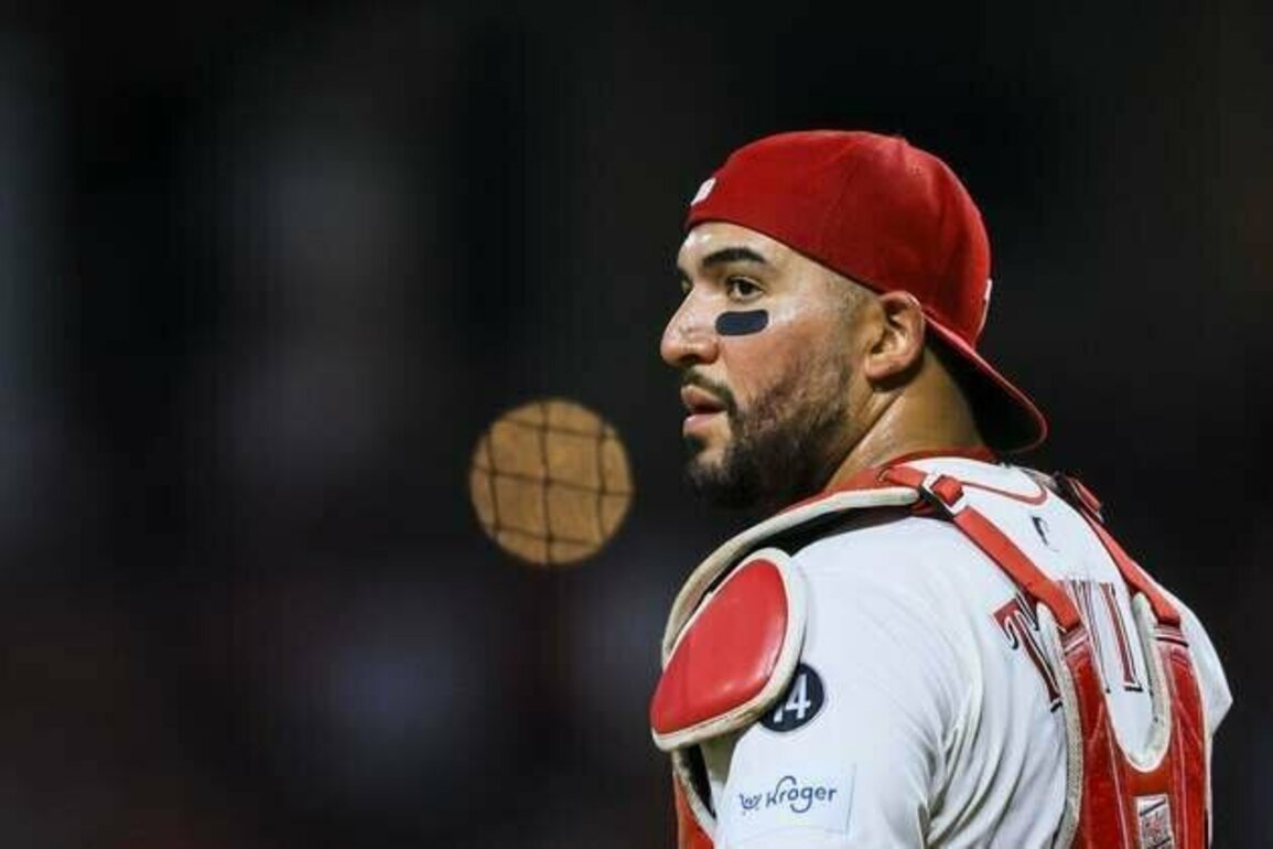 Reds try to control what they can entering series at D-backs