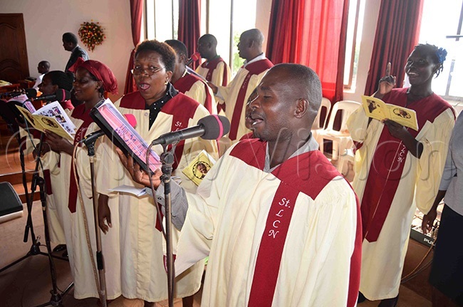  he choir of t ukes hurch tinda leading the singing during the funeral service 