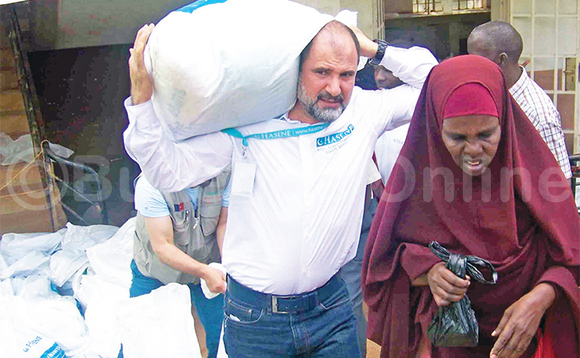 Halil Aydin okuva mu HASENE nga asituliddeko omu ku baafunye eby’okusiibulukuka. Halil Aydin okuva mu HASENE nga asituliddeko omu ku baafunye eby’okusiibulukuka.