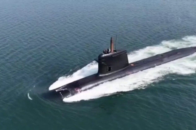 Indian president takes part in submarine drill 